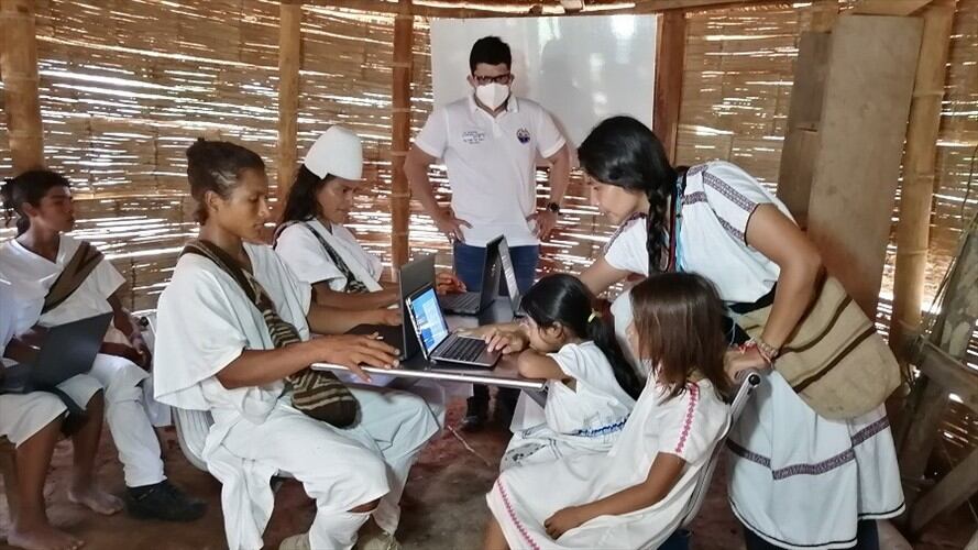 Indígenas de la Sierra cuentan con novedosa sala virtual gracias a la Unimagdalena. Foto: Cortesía