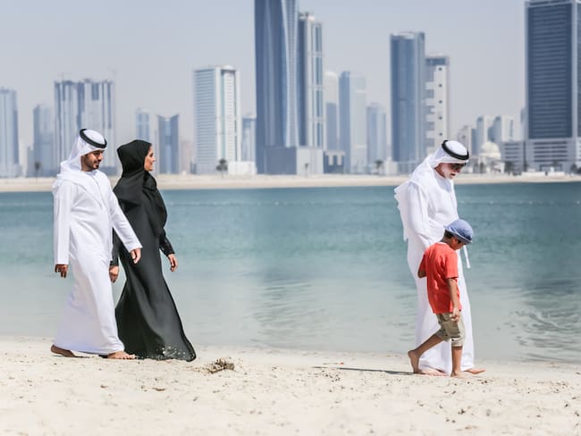 Familias qataríes disfrutan de las playas: ¿qué actividades hacen?