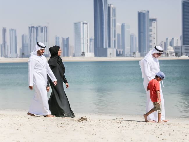 Familias qataríes disfrutan de las playas: ¿qué actividades hacen?
