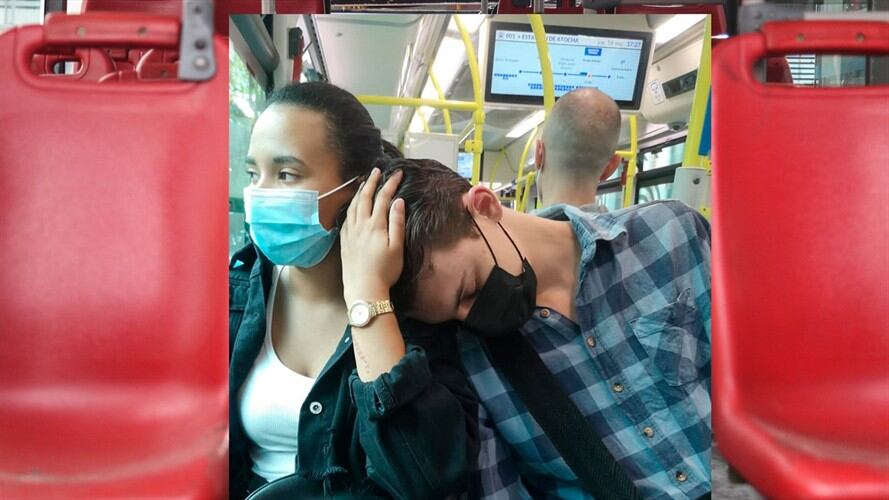 Hombre cansado se duerme en el hombro de una extraña en un bus. Foto: Colprensa / Twitter @Perezsart