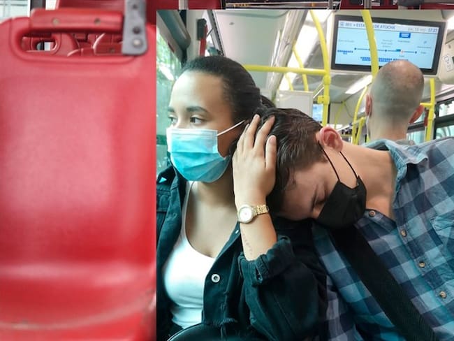 Hombre cansado se duerme en el hombro de una extraña en un bus. Foto: Colprensa / Twitter @Perezsart