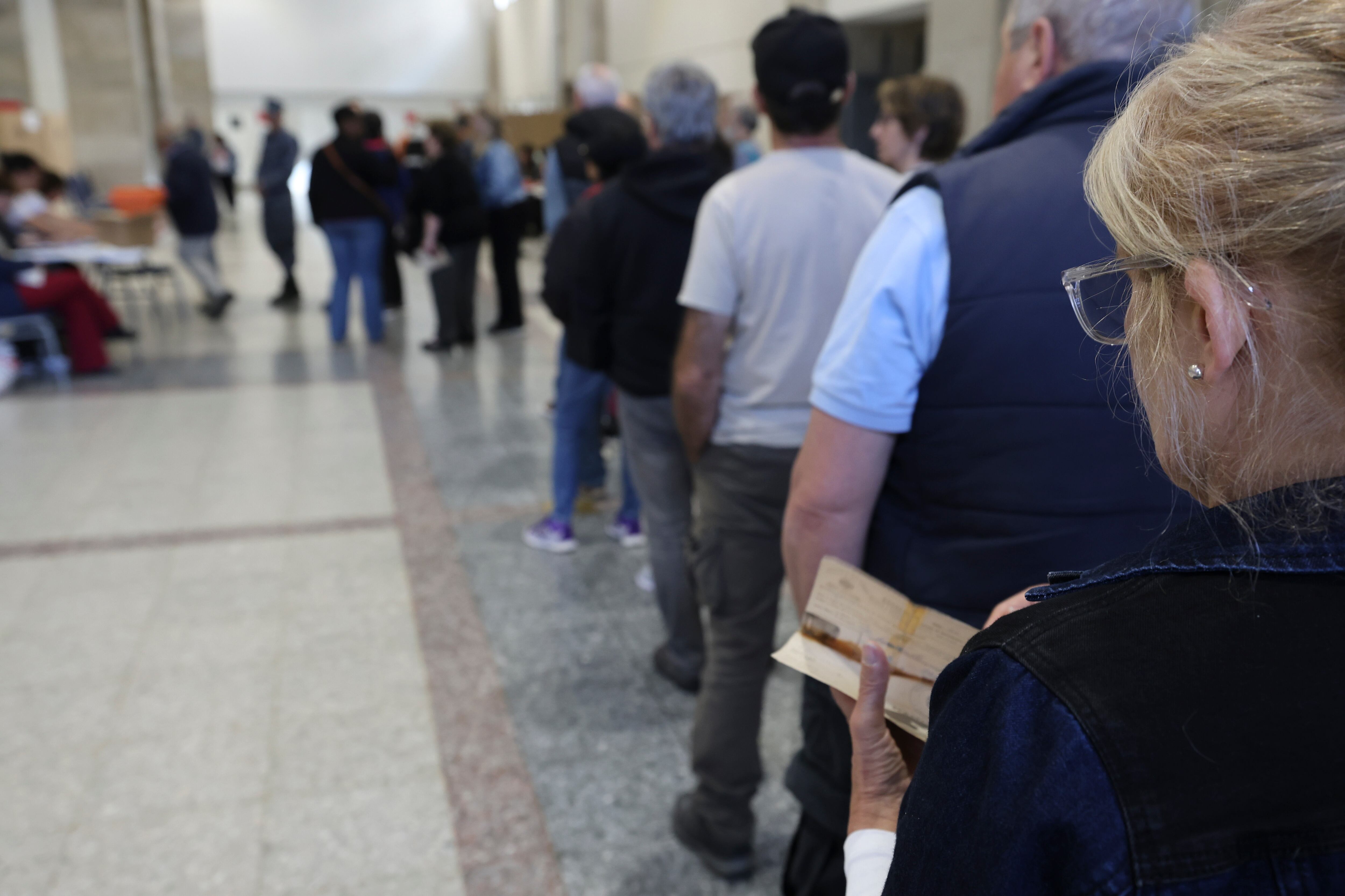 Uruguayos hacen cola para votar en un colegio electoral durante las elecciones presidenciales y parlamentarias que se celebran este domingo. EFE / Armando Sartorotti