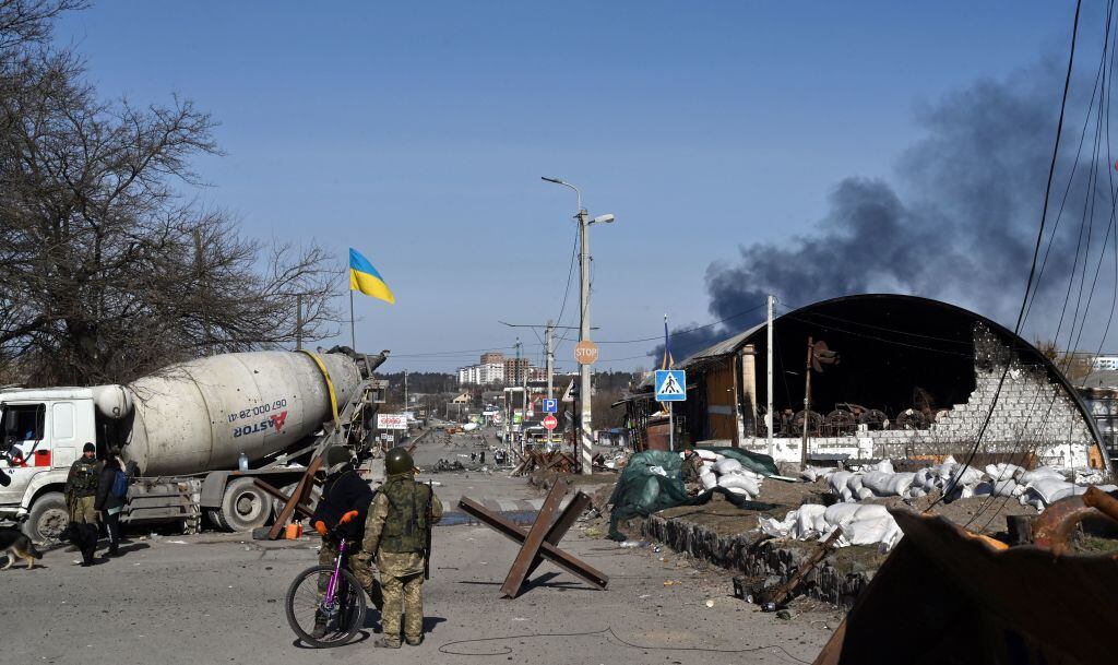 Soldados ucranianos están de guardia en Irpin, al norte de Kiev. (Photo by Sergei SUPINSKY / AFP) (Photo by SERGEI SUPINSKY/AFP via Getty Images)