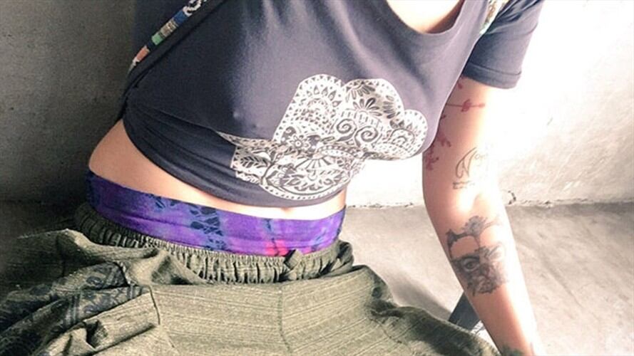 Paris Jackson mostrando el atuendo que llevaba cuando la confundieron con una indigente (c) Twitter. Foto: Bang Media