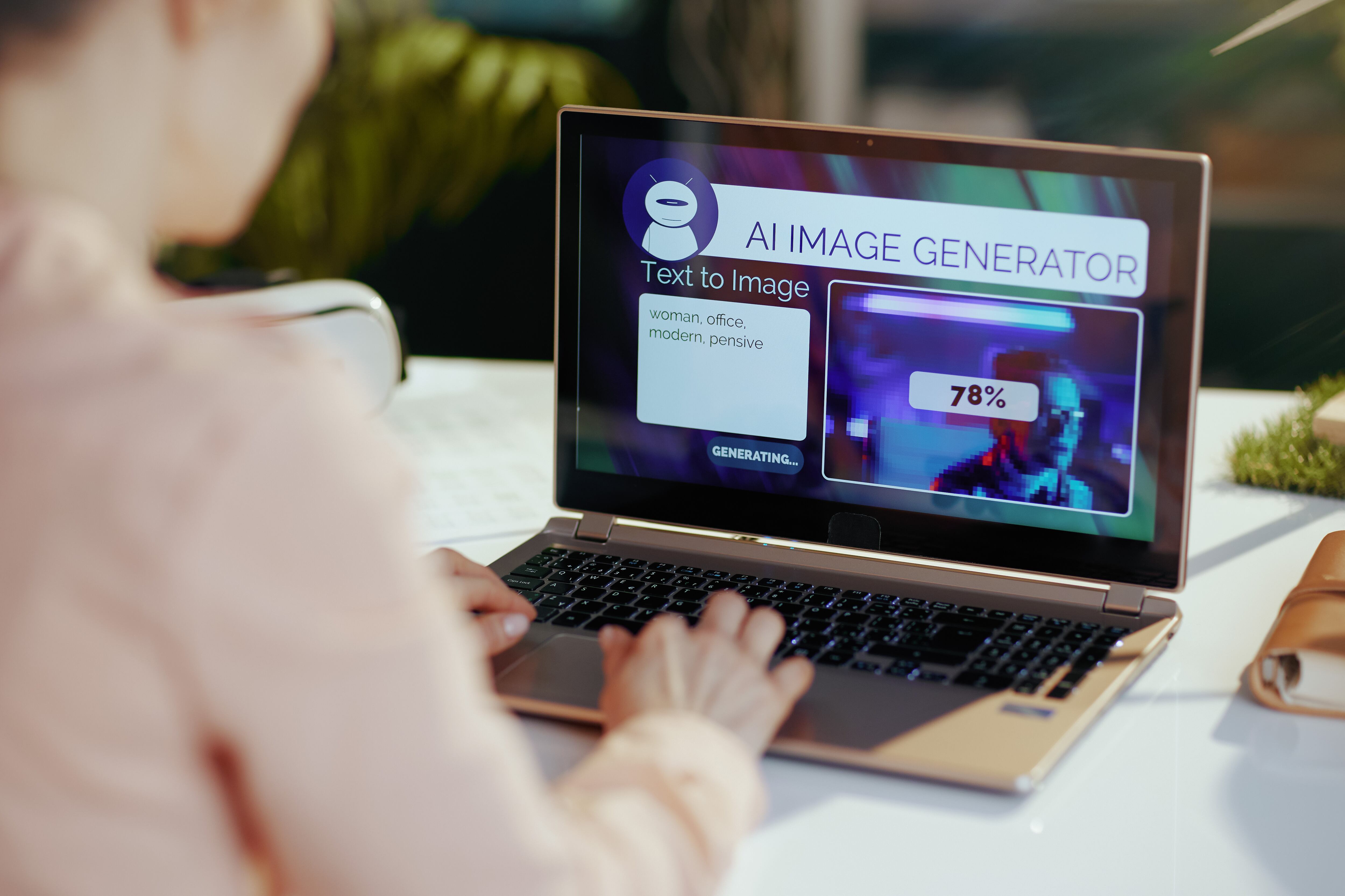 Persona usando una inteligencia artificial para crear imágenes / Foto: GettyImages