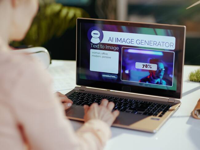 Persona usando una inteligencia artificial para crear imágenes / Foto: GettyImages