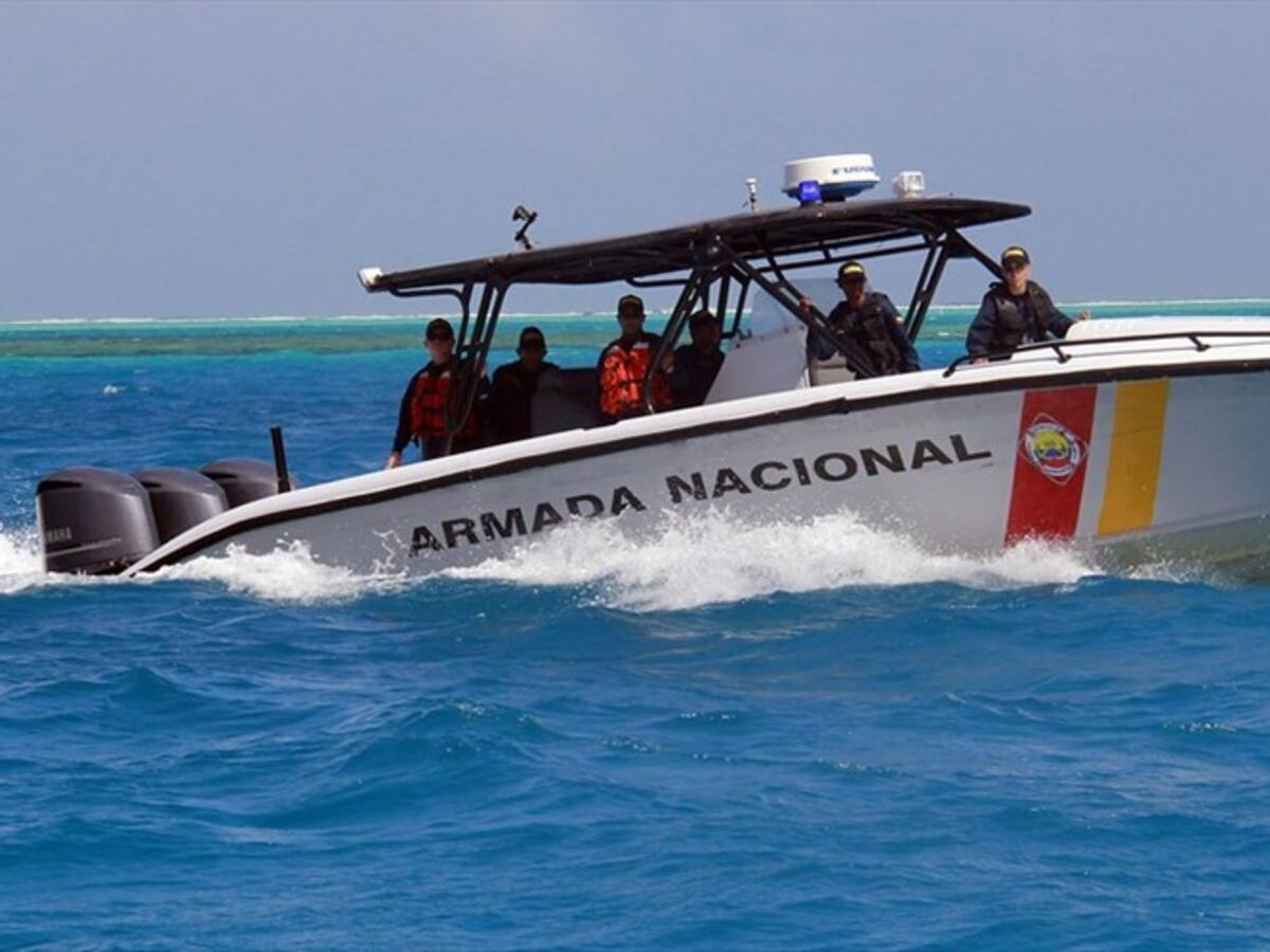Ocho personas fueron rescatadas en altamar por la Armada Nacional