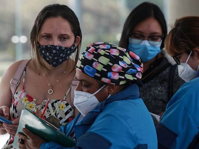 Inicia en Bogotá la aplicación de segundas dosis de la vacuna de Moderna contra el COVID-19 con pico y cédula. Foto: Colprensa