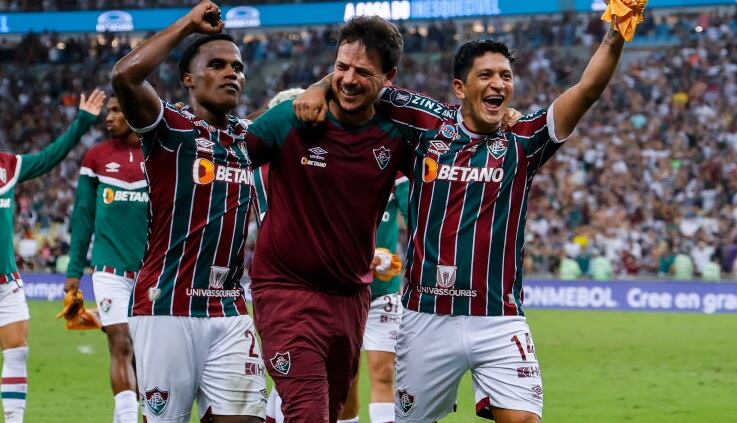Jhon Arias, Fernando Diniz (técnico de Fluminense) y Germán Cano celebran la clasificación a cuartos de final en la Copa Libertadores / (Foto: Wagner Meier/Getty Images)