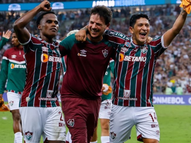 Jhon Arias, Fernando Diniz (técnico de Fluminense) y Germán Cano celebran la clasificación a cuartos de final en la Copa Libertadores / (Foto: Wagner Meier/Getty Images)