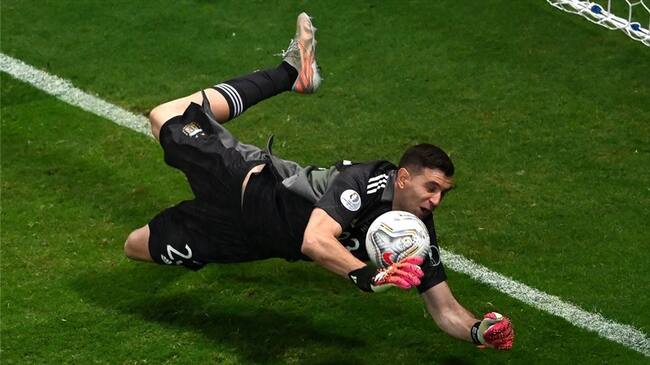 Emiliano Martínez atajando penal en la semifinal de la Copa América ante Colombia. Foto: EVARISTO SA/AFP via Getty Images