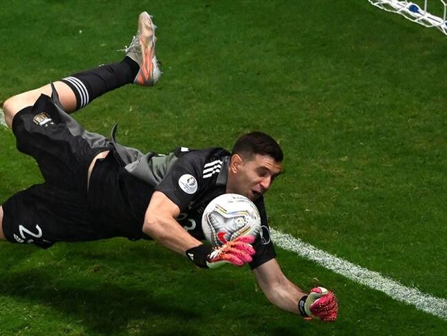 Emiliano Martínez atajando penal en la semifinal de la Copa América ante Colombia. Foto: EVARISTO SA/AFP via Getty Images
