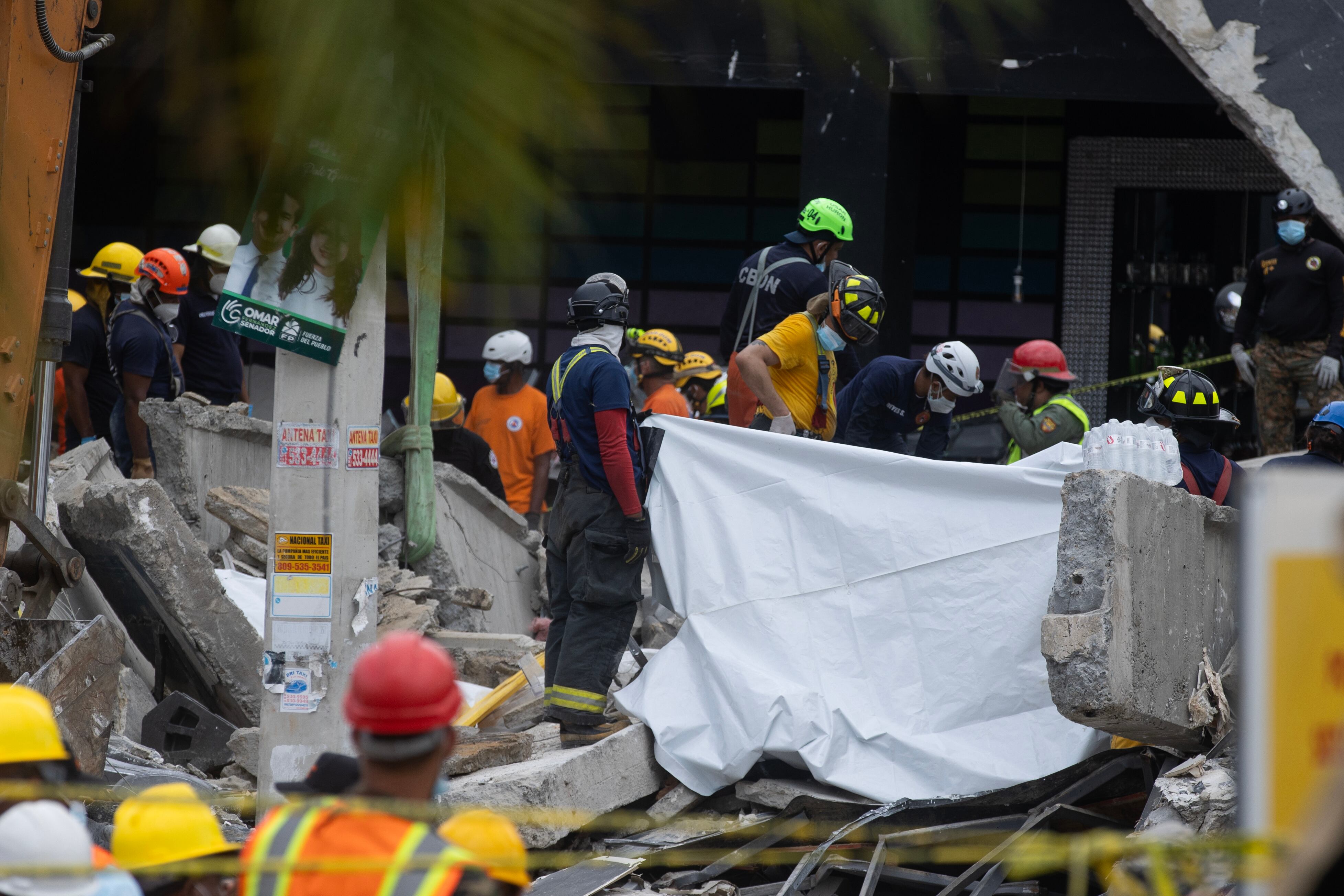 Equipos de rescate trabajan en la búsqueda de víctimas al interior de la discoteca Jet Set. FOTO: EFE/ Orlando Barría