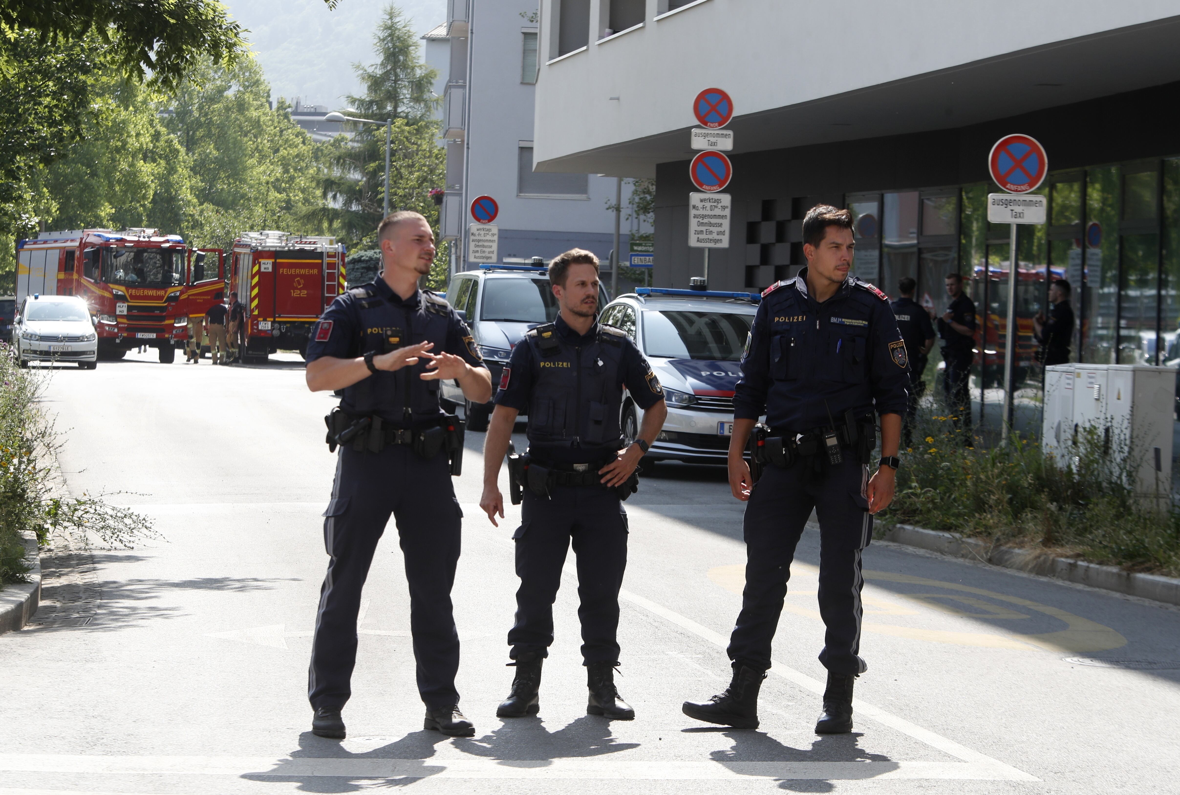 La policía austríaca encontró una bomba casera "no operativa" durante el registro del domicilio del presunto autor de la masacre. EFE/EPA/ANTONIO BAT