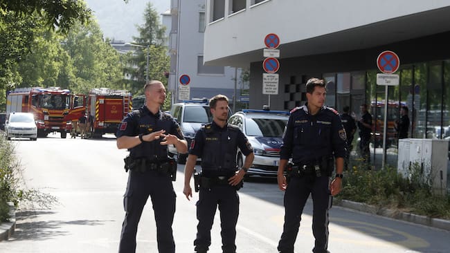 GRAZ (Austria), 10/06/2025.- Police officers stand guard outside the Dreierschutzengasse high school following a shooting in Graz, Austria, 10 June 2025. At least nine people were killed in the incident, including the shooter, authorities confirmed. EFE/EPA/ANTONIO BAT