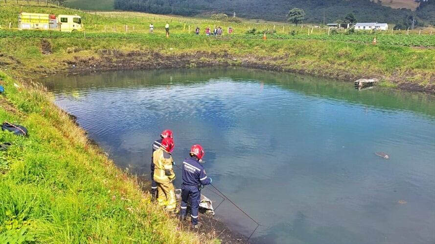 La Policía apoya las labores de rescate.  . Foto: Bomberos de Tunja
