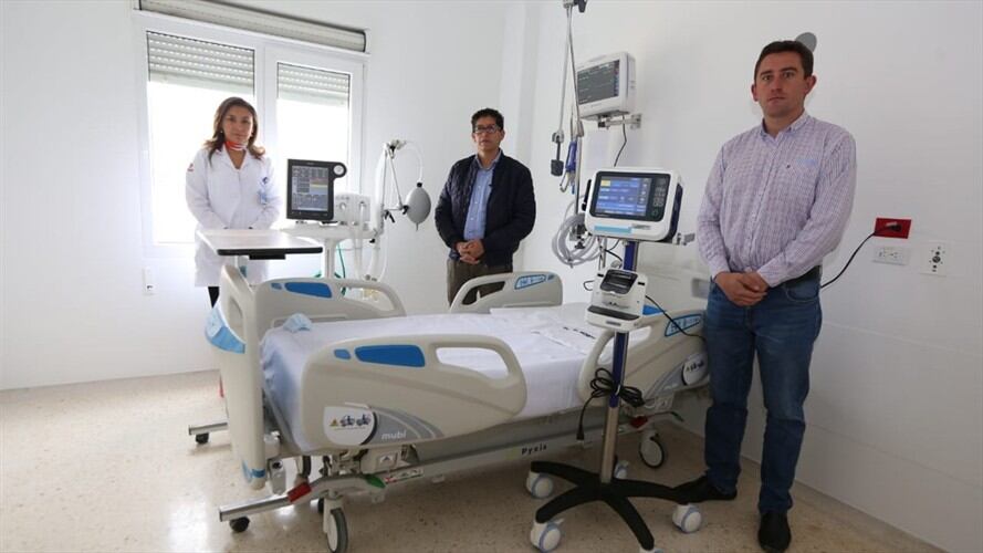 En Moniquirá también se puso en servicio 4 camas de cuidados intensivos y 10 camas hospitalarias adicionales.. Foto: Gobernación de Boyacá