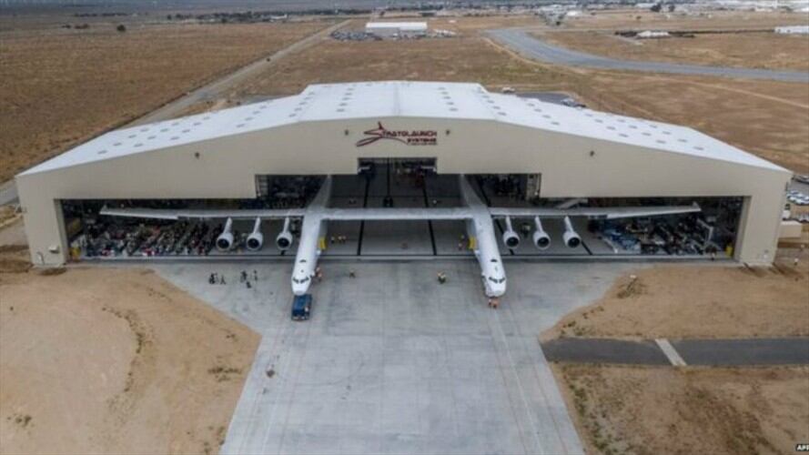 Así es el espectacular Stratolaunch, el avión más grande del mundo. Foto: BBC Mundo