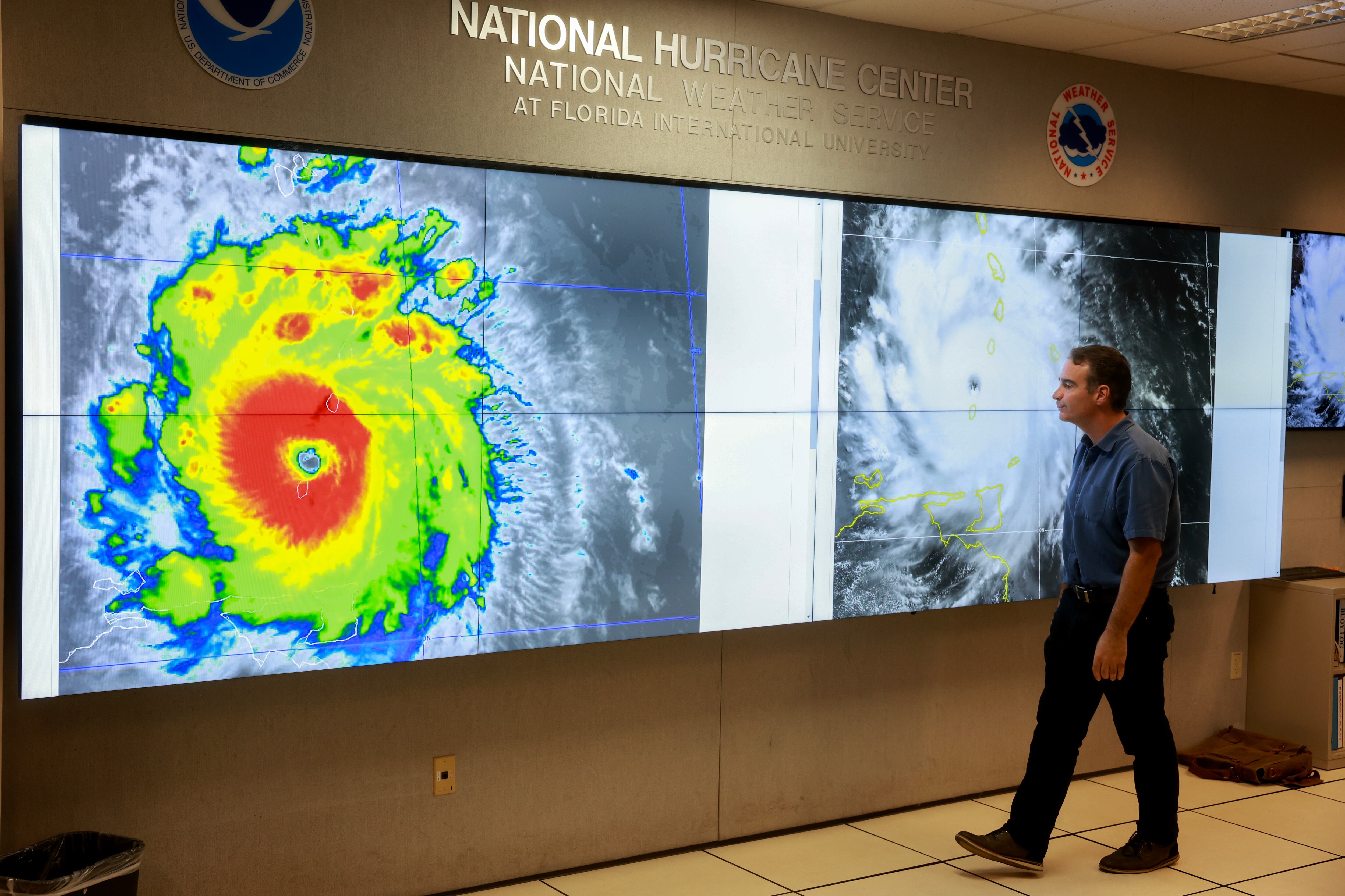 Centro Nacional de Huracanes en Miami, Florida, inspecciona el huracán Beryl. (Foto de Joe Raedle/Getty Images)