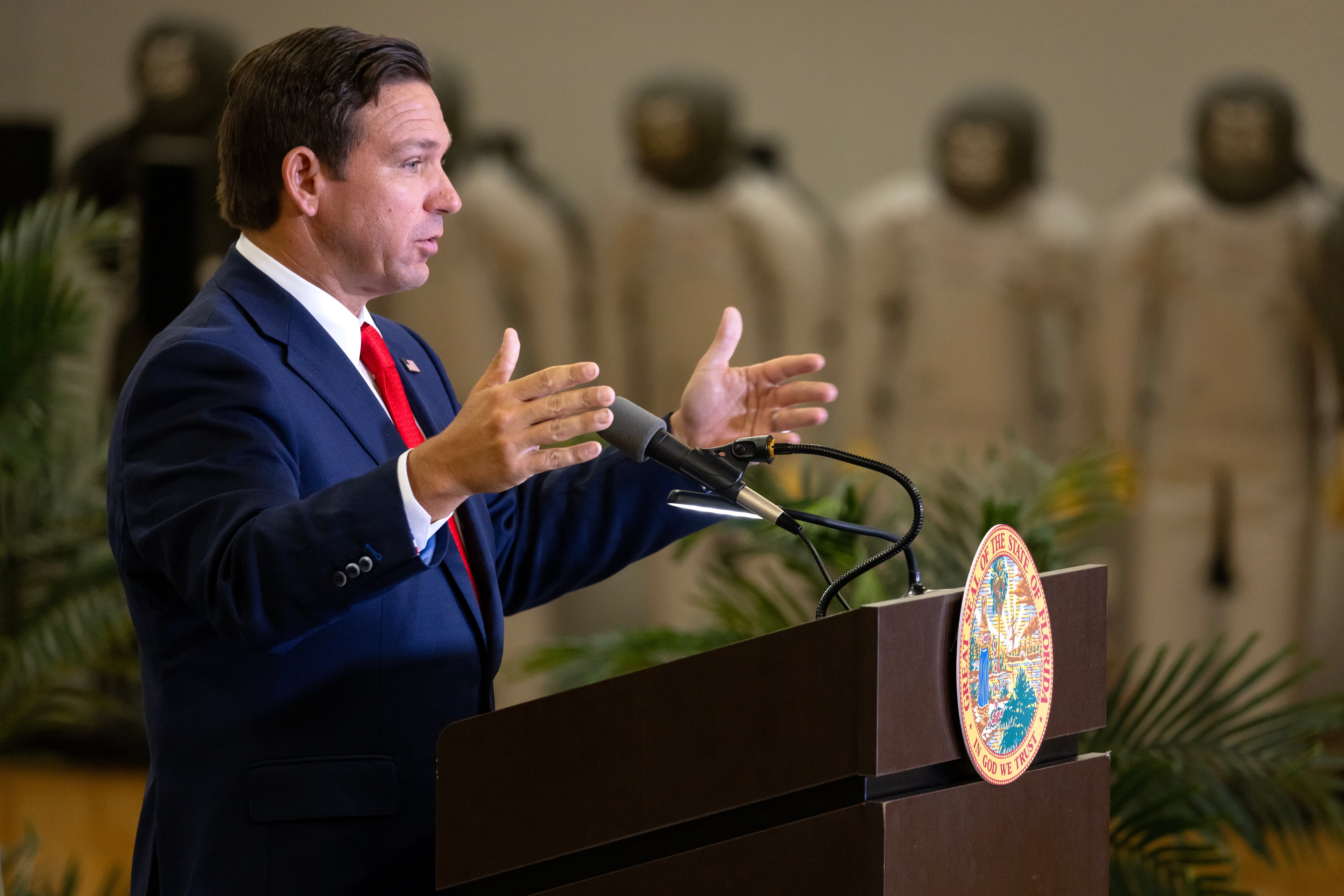 Gobernador de Florida, Ron DeSantis. FOTO:  EFE/EPA/CRISTOBAL HERRERA-ULASHKEVICH