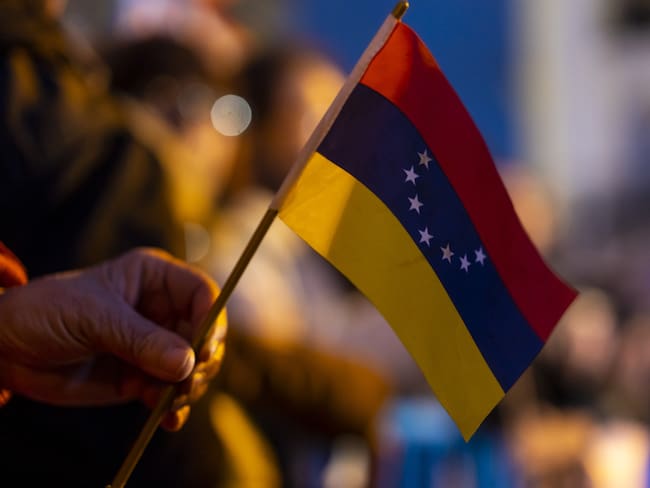 Ciudadano venezolano con una bandera de su país en la mano (Getty Images)