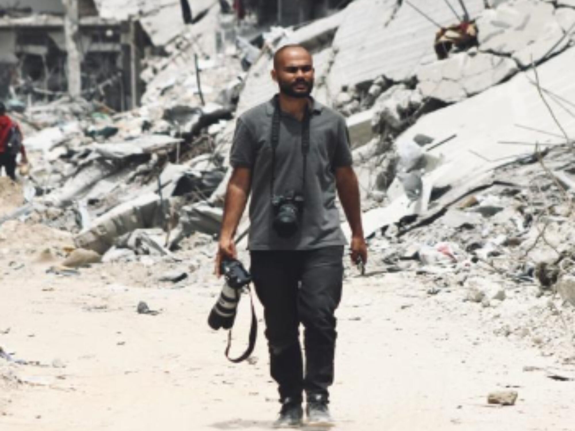 “Hasta la población civil nos tiene miedo”: Fotoperiodista palestino que documenta la guerra en Gaza
