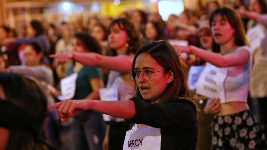 En Colombia, por ejemplo, ‘Un violador en tu camino’ se tomó diferentes plazas, visibilizando la lucha femenina por el respeto y su seguridad.. Foto: Colprensa