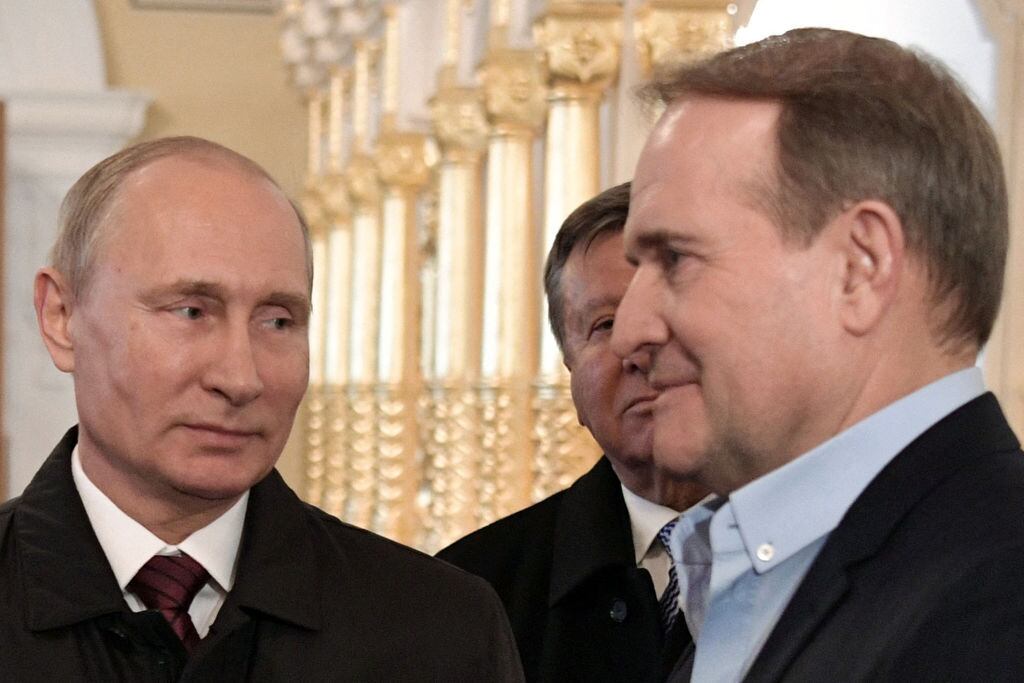 Presidente de Rusia Vladimir Putin y político ucraniano Viktor Medvedchuk (Photo by Alexey NIKOLSKY / SPUTNIK / AFP) (Photo by ALEXEY NIKOLSKY/SPUTNIK/AFP via Getty Images)