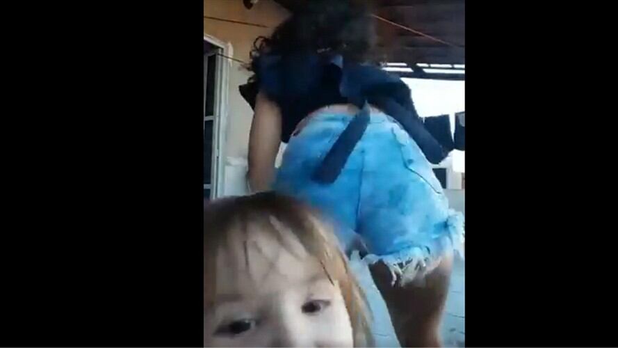 La madre de la pequeña se encontraba haciendo un sensual baile frente a la cámara.. Foto: Twitter