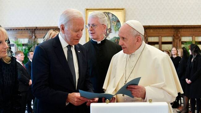 Joe Biden y el papa Francisco se reunieron en histórica visita. Foto: Vatican Media via Vatican Pool/Getty Images