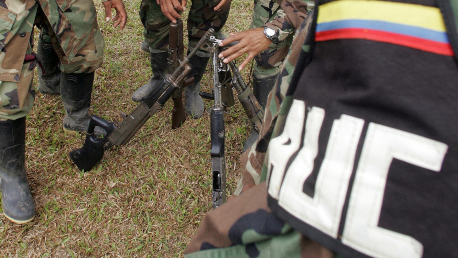 Combatientes del Bloque Norte de Autodefensas de las Autodefensas Unidas de Colombia (AUC), en Chimila, departamento de Cesar, Colombia. Foto: RODRIGO ARANGUA/AFP vía Getty Images.