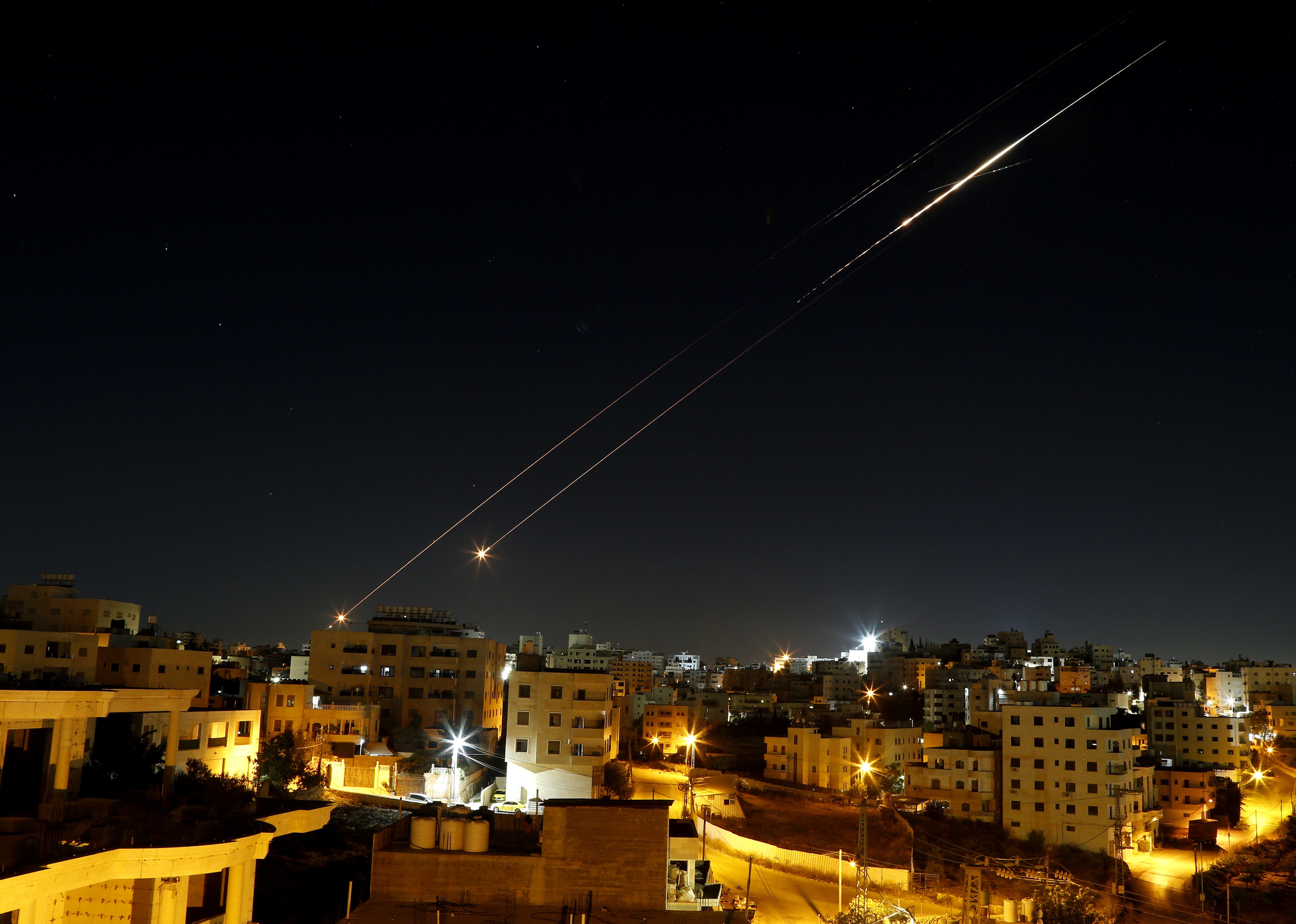 Missiles lanzados desde Irán hacia Israel. Foto: Wisam Hashlamoun/Anadolu via Getty Images.