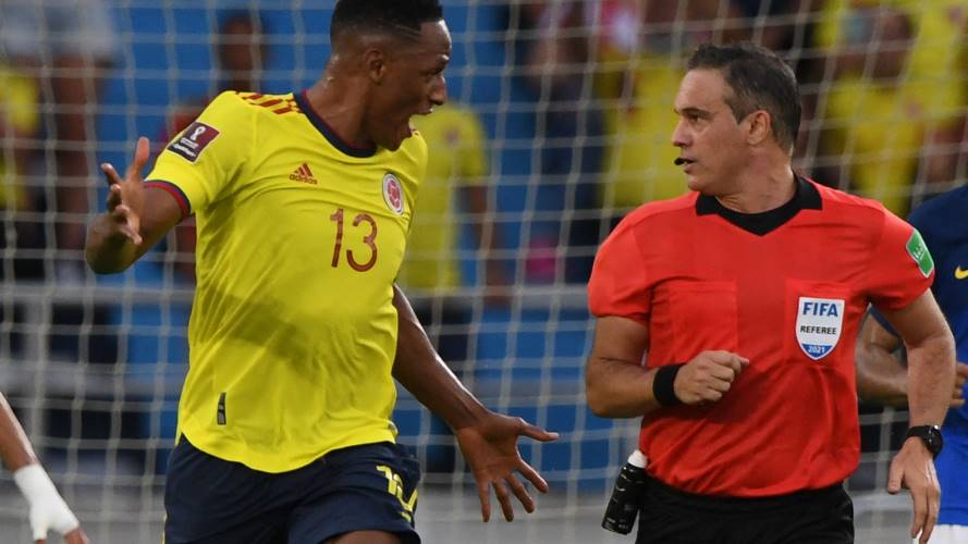 Yerry Mina y Patricio Loustau conversando en el partido de Brasil vs. Colombia. Eliminatorias Qatar 2022. Créditos: Getty Images/ JUAN BARRETO