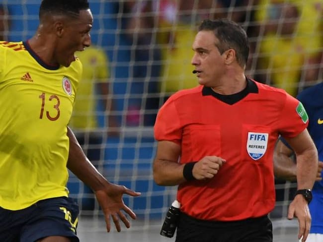 Yerry Mina y Patricio Loustau conversando en el partido de Brasil vs. Colombia. Eliminatorias Qatar 2022. Créditos: Getty Images/ JUAN BARRETO