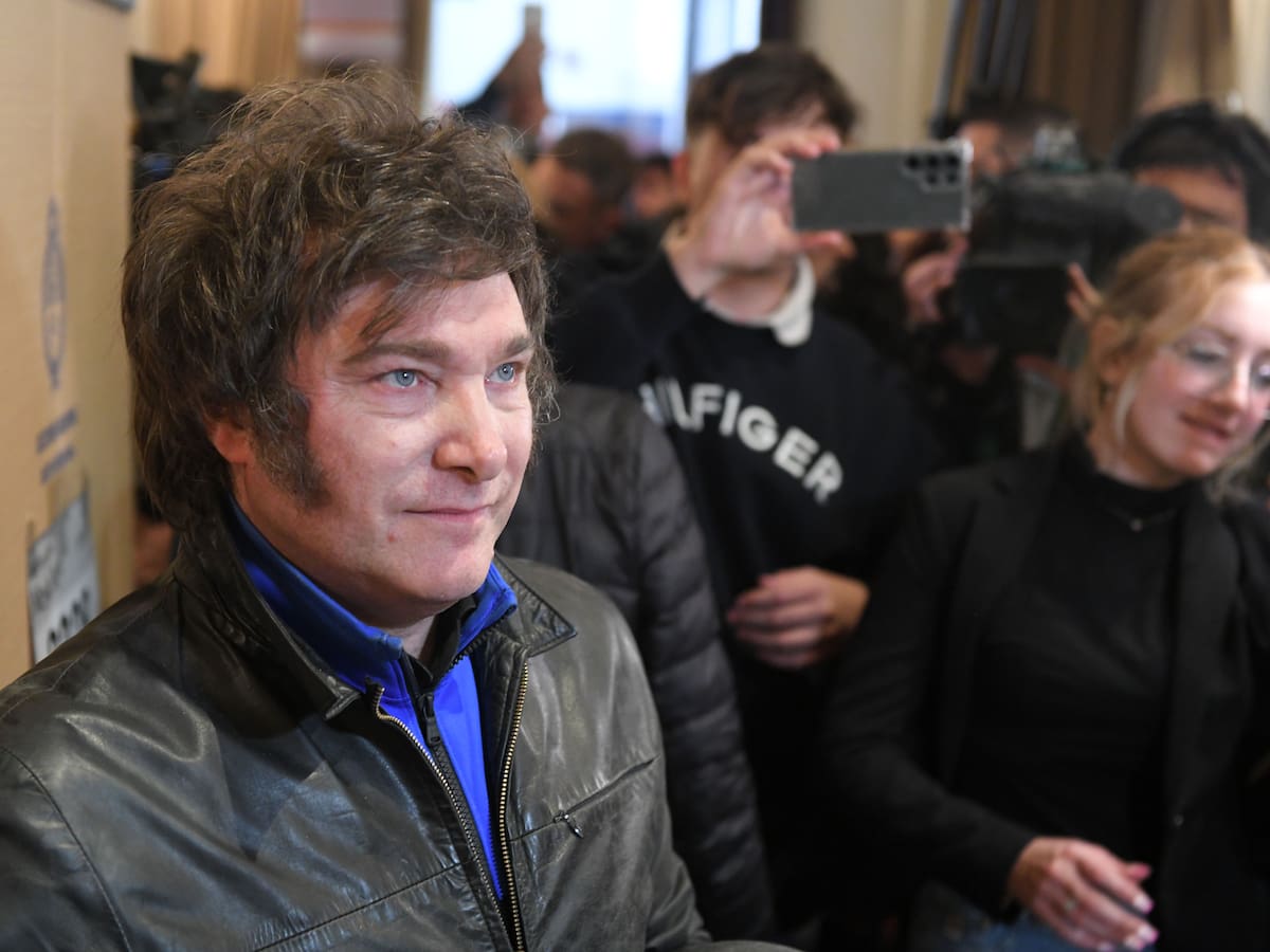 Quién es Javier Milei, el político que sacudió el tablero electoral en Argentina