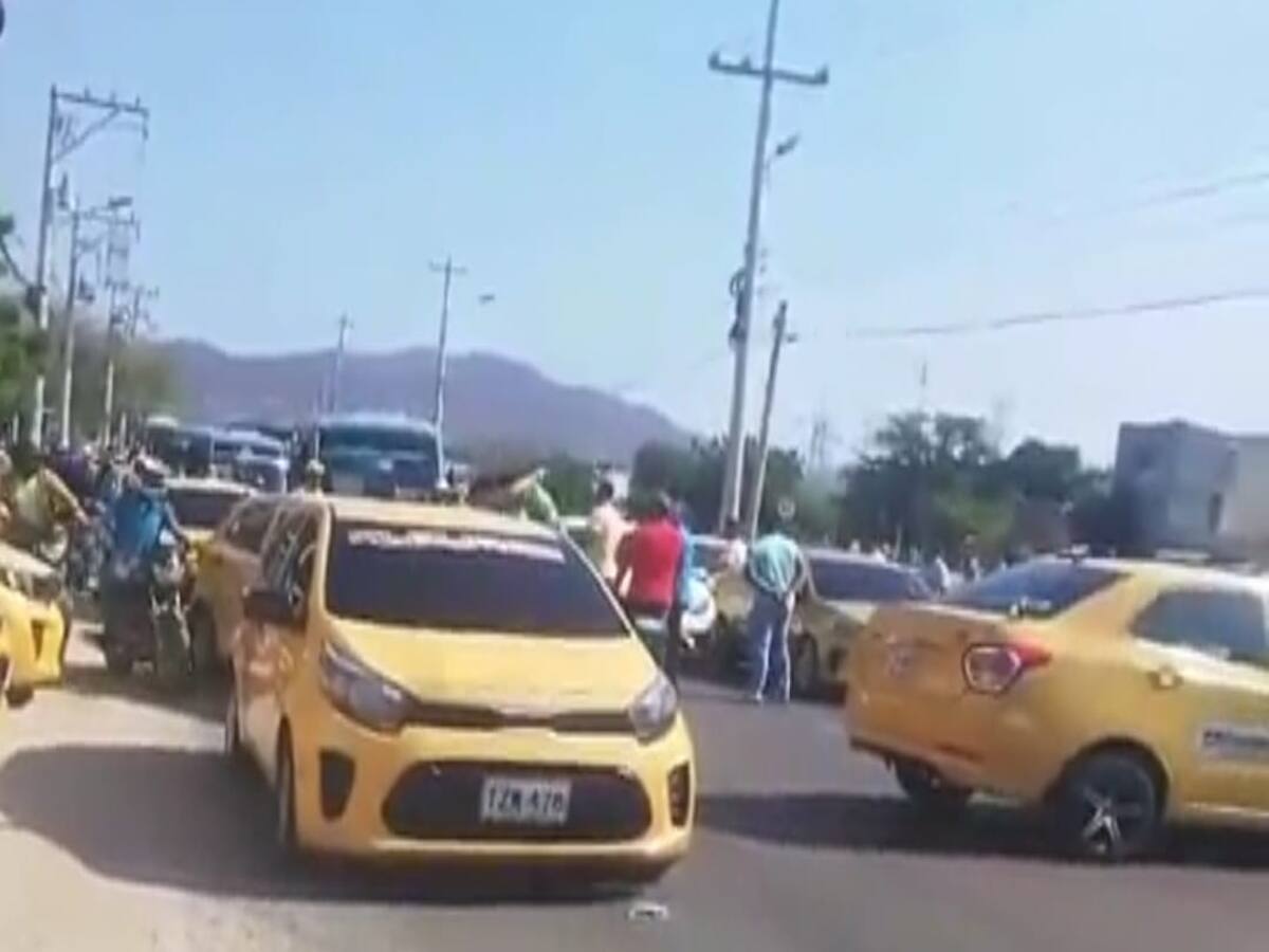 Taxistas bloquean vías en Santa Marta por levantar pico y placa de carros particulares