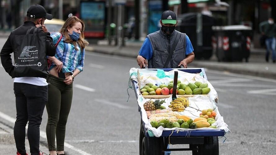 Cada vez es más crítica la situación de los vendedores ambulantes en Colombia, quienes por causa de la COVID-19 sufrieron una caída en sus ingresos.. Foto: Colprensa