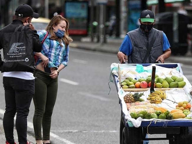 Cada vez es más crítica la situación de los vendedores ambulantes en Colombia, quienes por causa de la COVID-19 sufrieron una caída en sus ingresos.. Foto: Colprensa