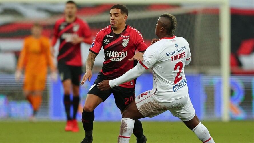 América cayó goleado en su visita a Brasil ante el Atlético Paranaense. Foto: Getty Images