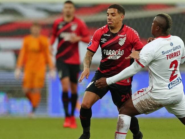 América cayó goleado en su visita a Brasil ante el Atlético Paranaense. Foto: Getty Images