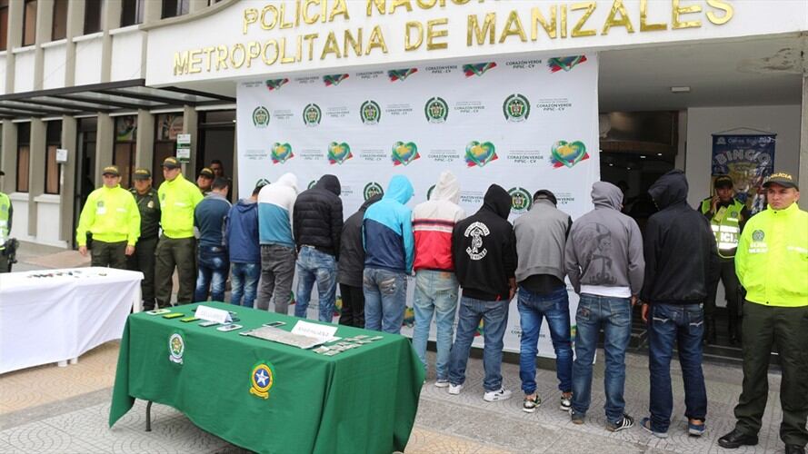 Fueron capturadas 11 personas que son sospechosas de integrar una banda delincuencial dedicada a cometer hurtos en Manizales. Foto: Policía Nacional