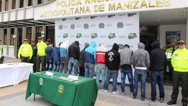 Fueron capturadas 11 personas que son sospechosas de integrar una banda delincuencial dedicada a cometer hurtos en Manizales. Foto: Policía Nacional