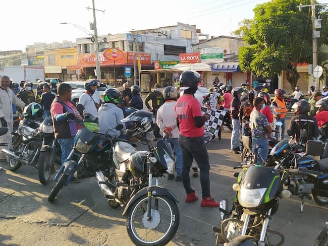 El pasado viernes 7 de enero decenas de mototaxistas adelantaron un &#039;Plan Tortuga&#039; y bloqueos en vias en rechazo a medidas restrictivas en la circulación de motos. Crédito: Foto/W Radio.