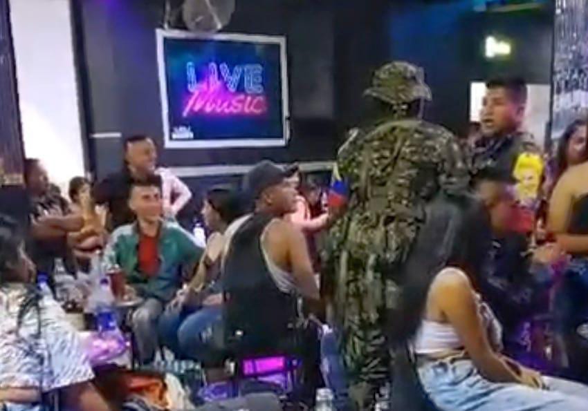 Subversivos en una discoteca de Toribío, Cauca. Crédito: Red de Apoyo Cauca.