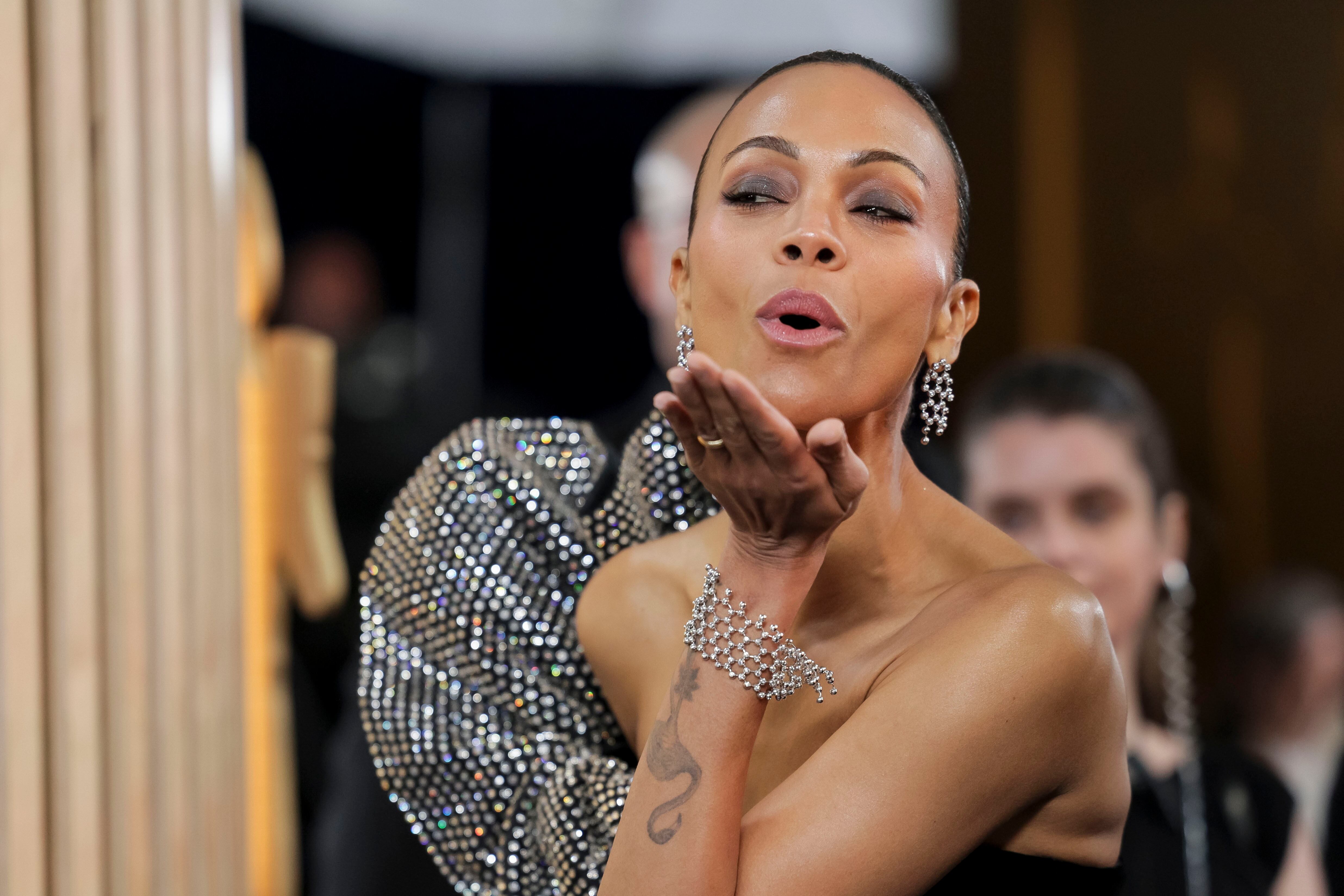 JLX23. LOS ANGELES (UNITED STATES), 28/02/2025.- Fotografía de archivo del 23 de febrero de 2025 de la actriz estadounidense Zoe Saldaña posando en la alfombra roja de la 31ª edición de los premios anuales Screen Actor Guild Awards en Los Ángeles (Estados Unidos). A Saldaña le llega la oportunidad de alzar su primer Óscar partiendo como la indiscutible favorita de la crítica con 'Emilia Pérez', su proyecto más controvertido, aunque el galardón que lleva décadas persiguiendo se le podría escapar, arrollada por los escándalos que han envuelto a la película. EFE/EPA/ALLISON DINNER ARCHIVO