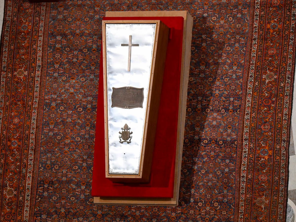 Papa Francisco será sepultado con sus zapatos usados y en un féretro que lleva su escudo