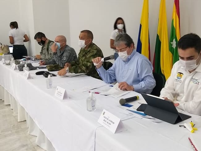 El ministro de Defensa, Carlos Holmes Trujillo, lideró consejo de seguridad en El Carmen de Bolívar. Foto: Tomada de @mindefensa