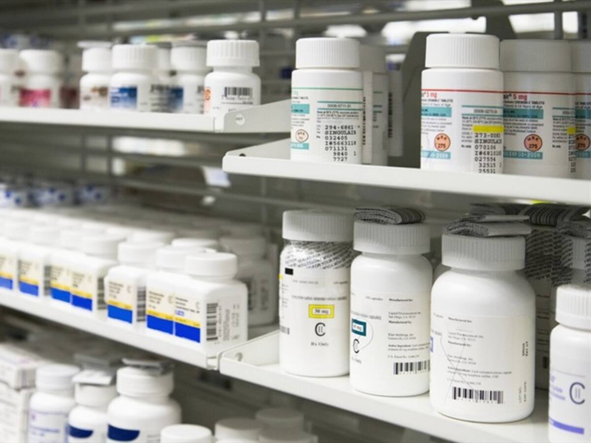 Plagas y fármacos vencidos: algunos de los hallazgos en droguerías Cruz Verde