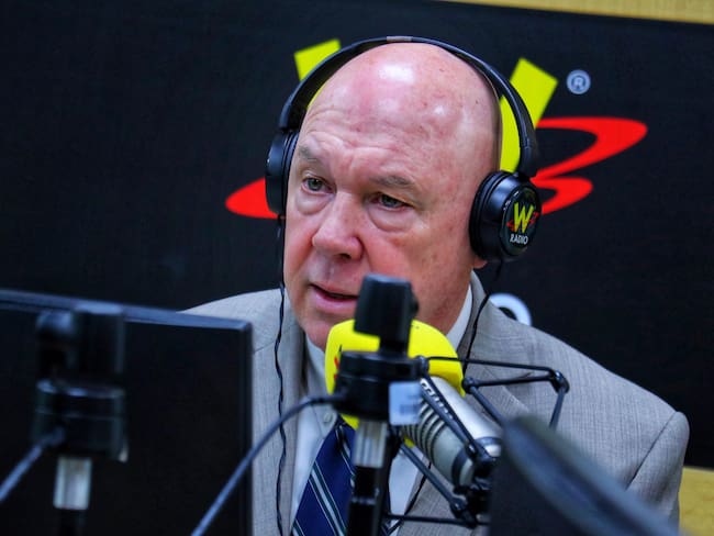 Relaciones Colombia - China y descertificación: los temas de John McNamara en La W