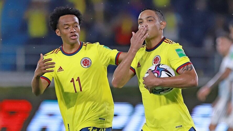 Juan Guillermo Cuadrado y Luis Fernando Muriel en el partido ante Argentina por Eliminatorias. Foto: Colprensa - Cortesía FCF